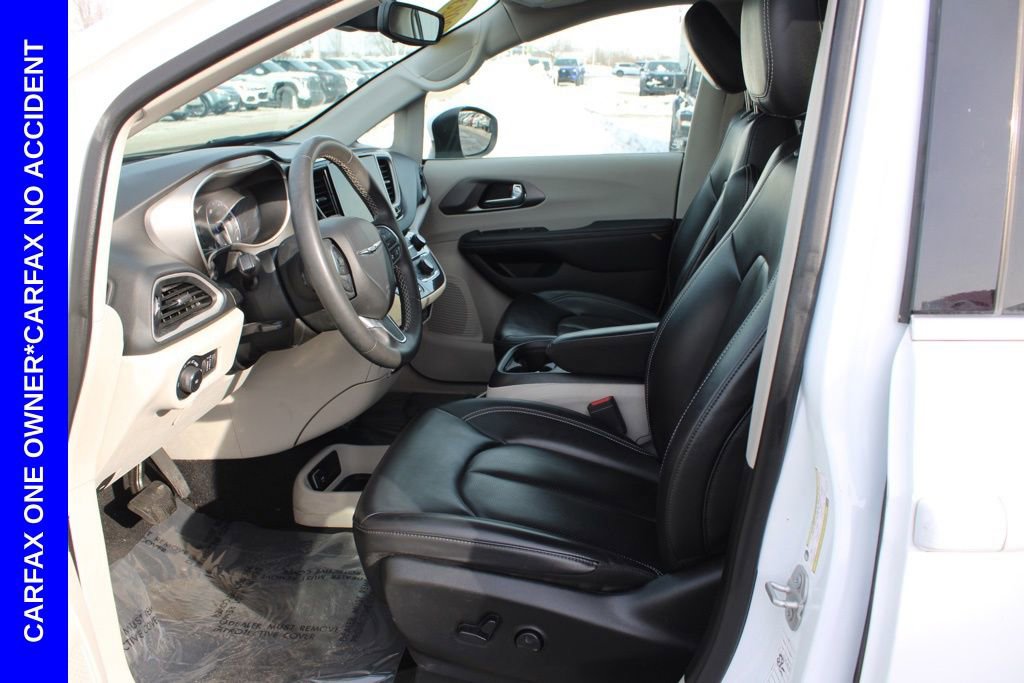 Used 2023 Chrysler Pacifica Touring-L image 14