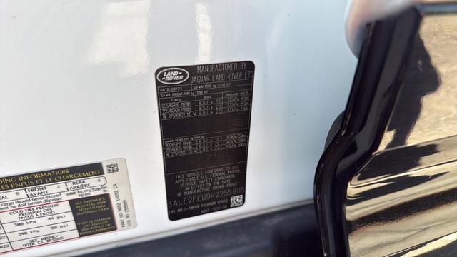 Used 2024 Land Rover Defender 130 X-Dynamic SE image 33