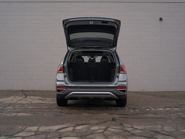 Used 2022 Volkswagen Taos SE w/ Panoramic Sunroof Package AWD/4WD image 14