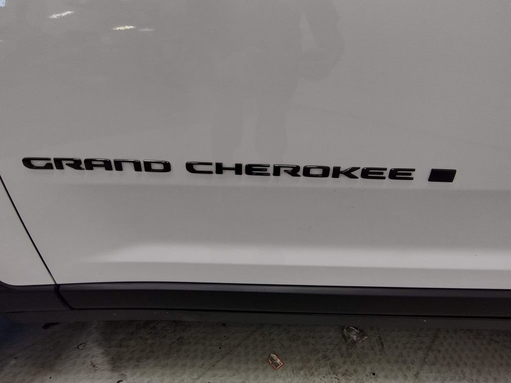 Used 2023 Jeep Grand Cherokee Altitude AWD/4WD image 5