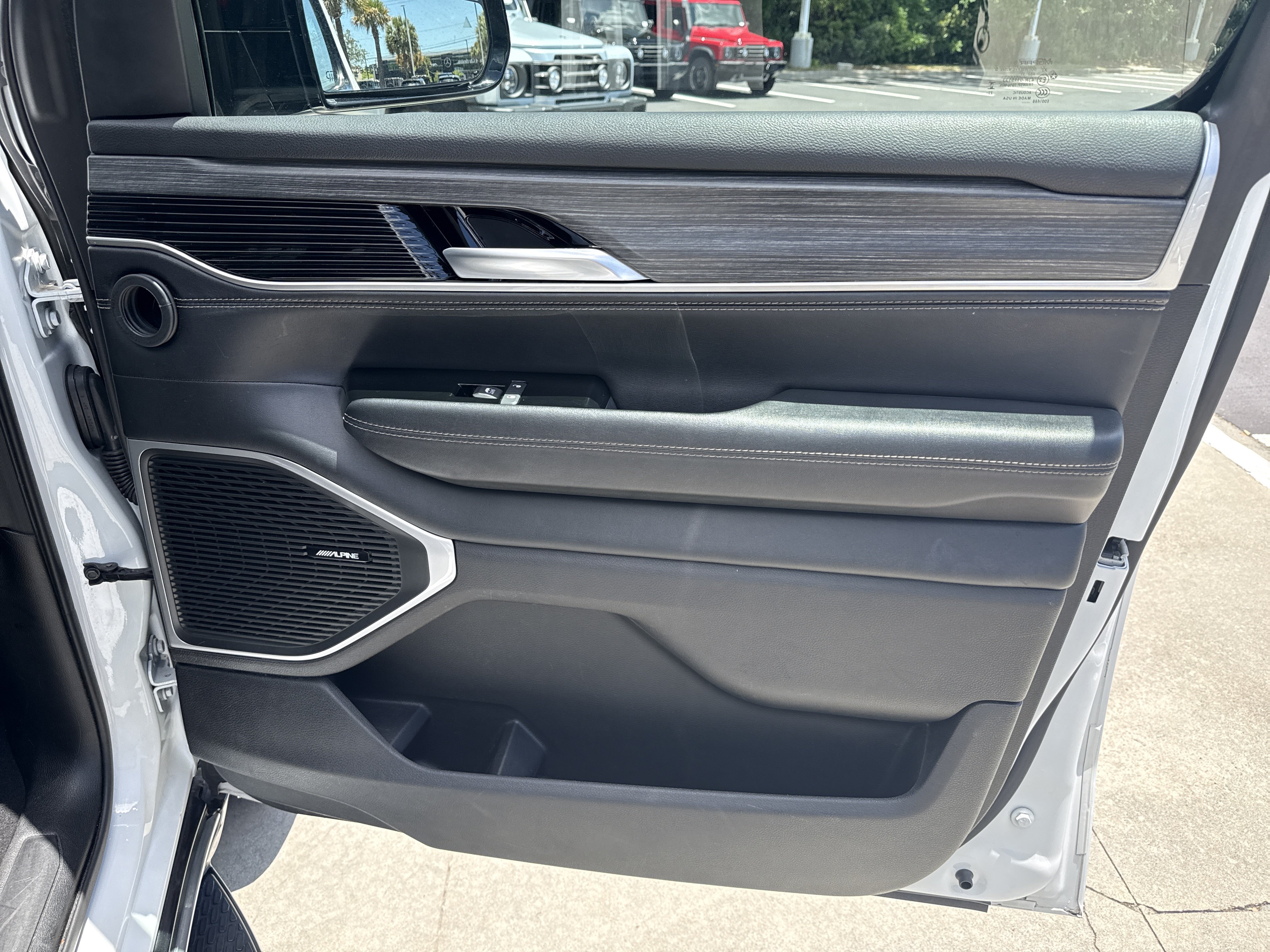 Used 2024 Jeep Wagoneer Series II w/ Flexible Seating Group RWD image 34