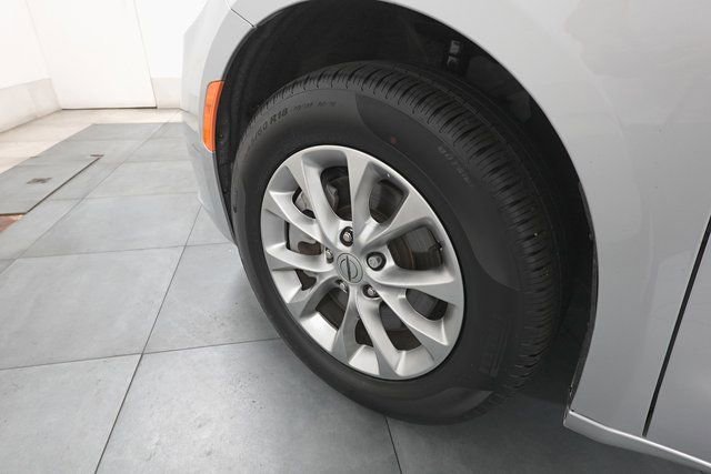 Used 2024 Chrysler Pacifica Touring-L image 27