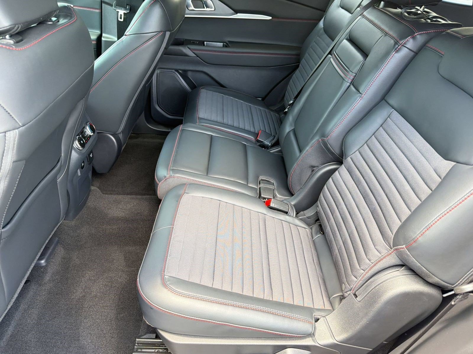Used 2025 Ford Explorer ST-Line w/ Premium Package RWD image 22