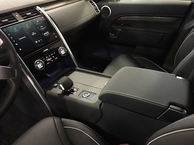 New 2023 Land Rover Discovery Metropolitan Edition image 12