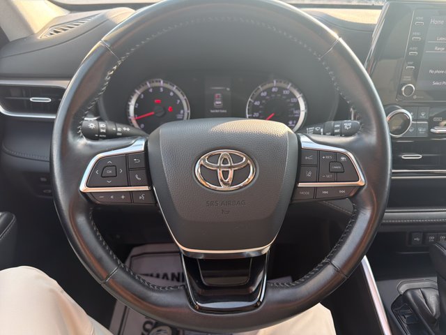 Used 2021 Toyota Highlander LE FWD image 16