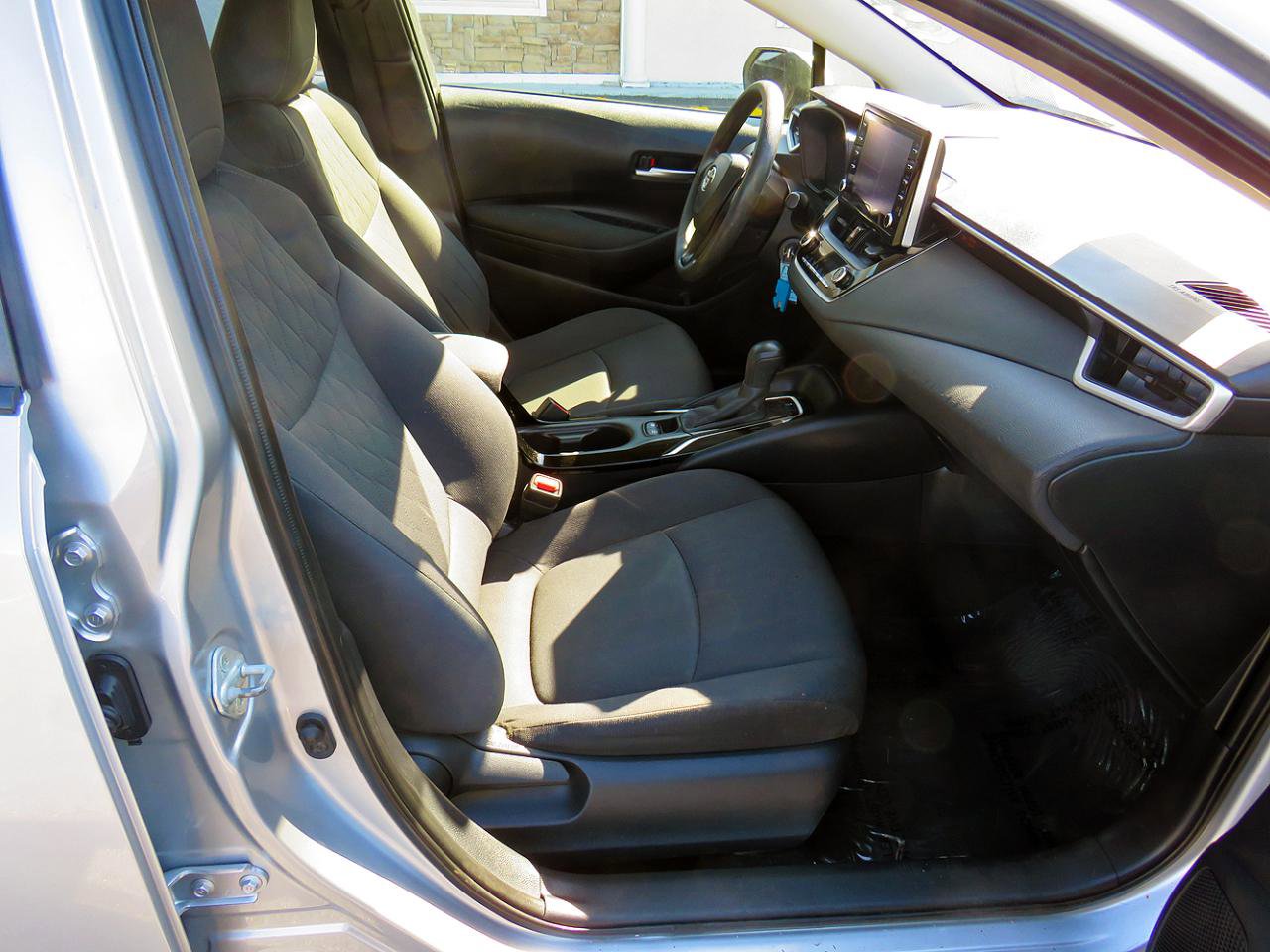 Used 2020 Toyota Corolla LE FWD image 19