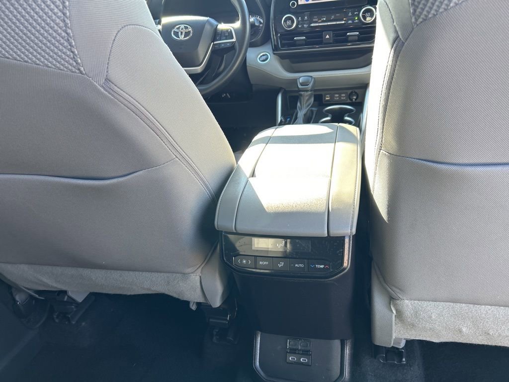 Used 2023 Toyota Highlander L image 25
