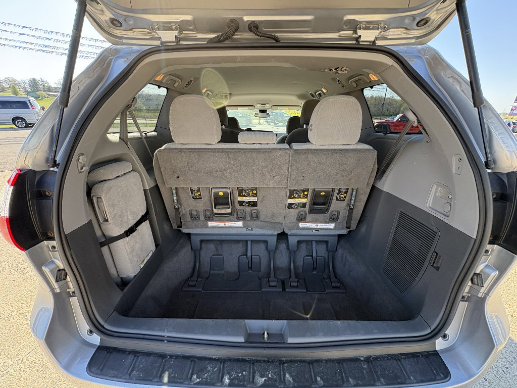 Used 2018 Toyota Sienna LE image 15