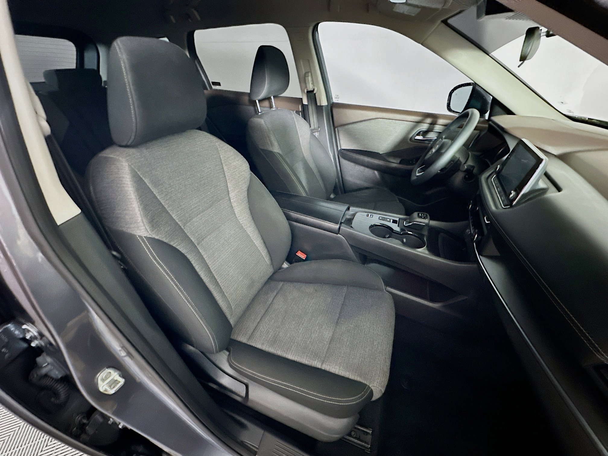 Used 2023 Nissan Rogue SV image 30