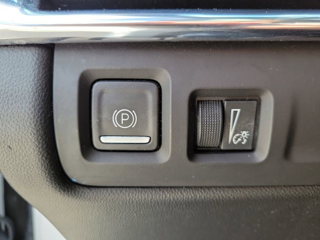 Used 2023 Cadillac XT4 Luxury w/ Cold Weather Package AWD/4WD image 21