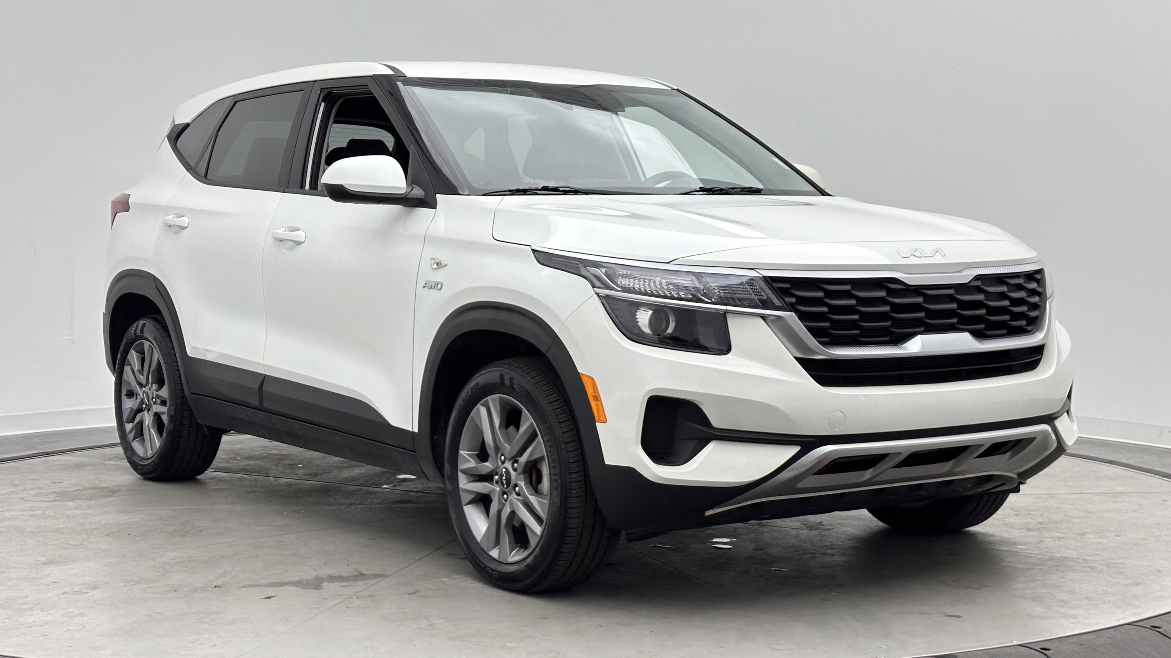 Used 2023 Kia Seltos LX AWD/4WD image 3
