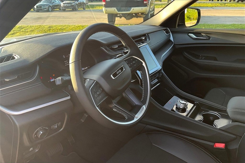 New 2025 Jeep Grand Cherokee Altitude image 6