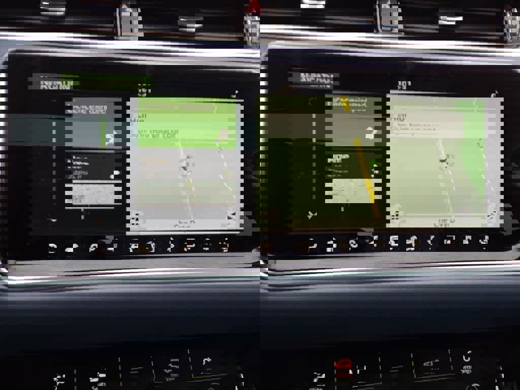 Used 2020 Land Rover Range Rover Evoque SE image 17