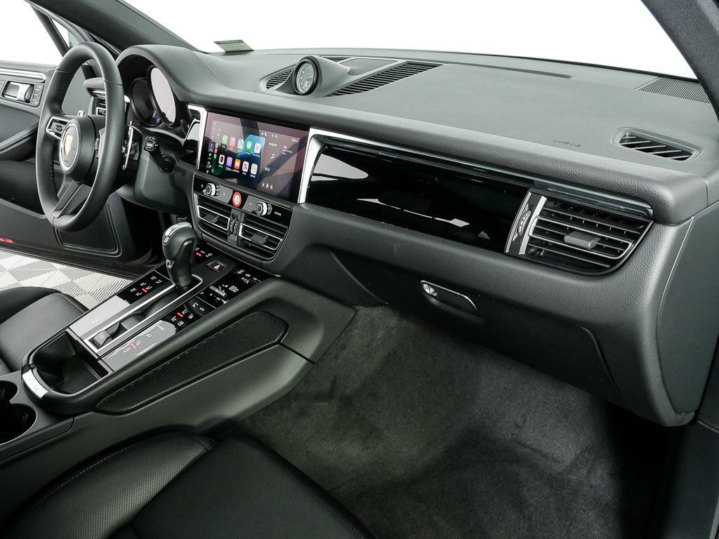 Certified 2026 Porsche Macan AWD/4WD image 24