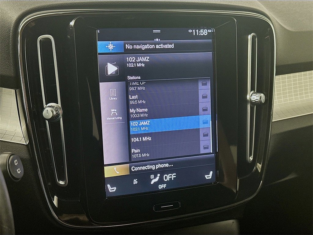 Used 2022 Volvo XC40 T4 Momentum image 17