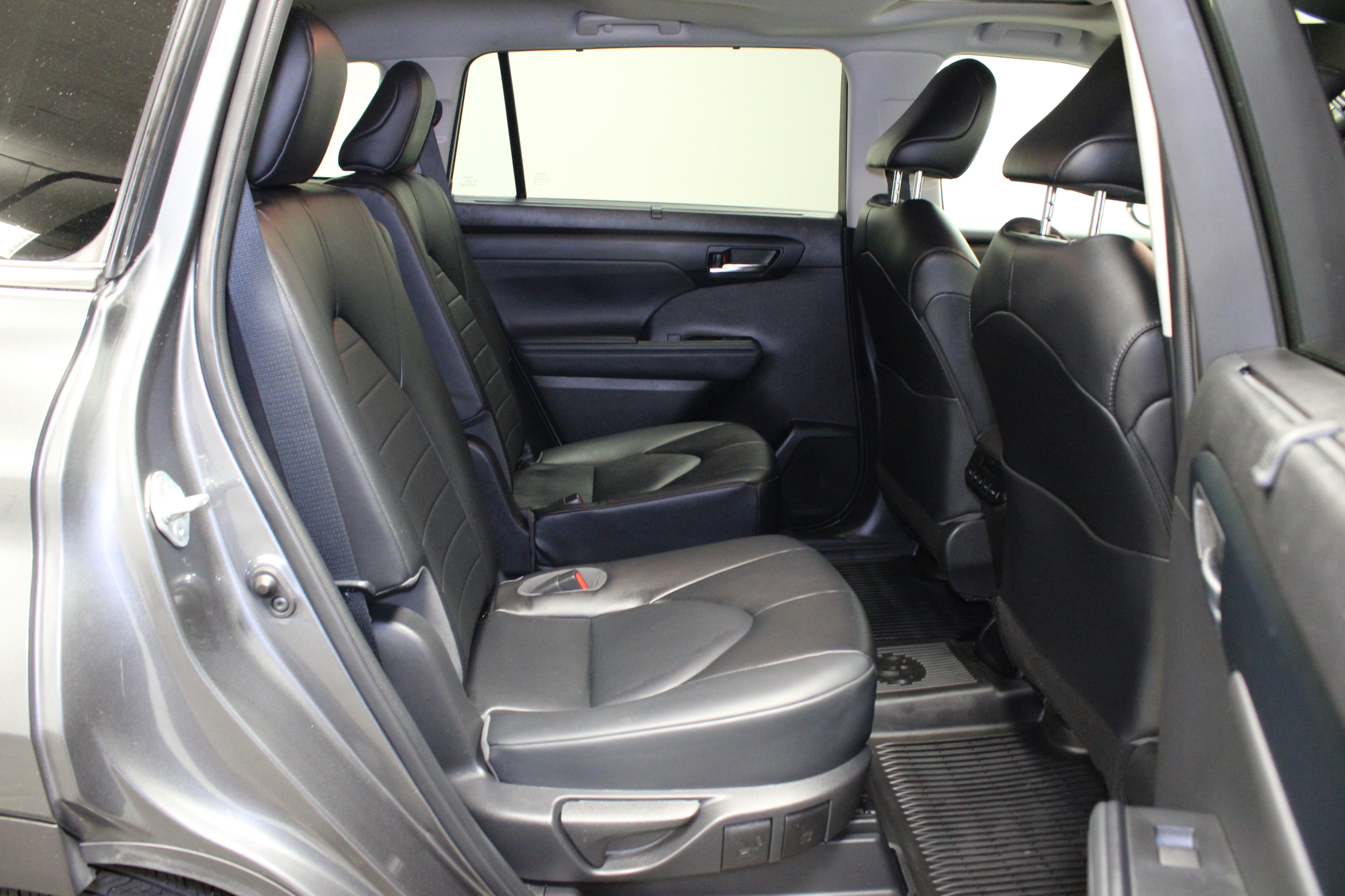 Used 2022 Toyota Highlander XLE AWD/4WD image 17