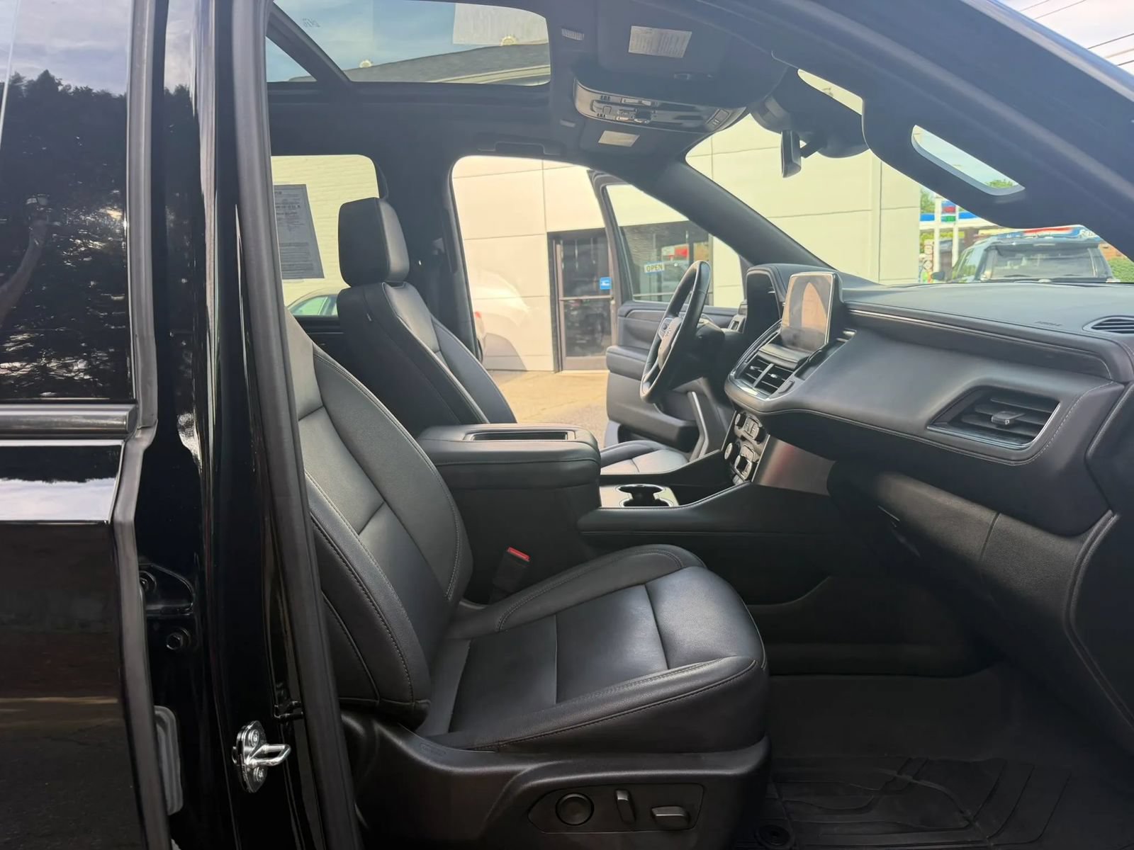 Used 2023 Chevrolet Tahoe Z71 w/ Luxury Package AWD/4WD image 12