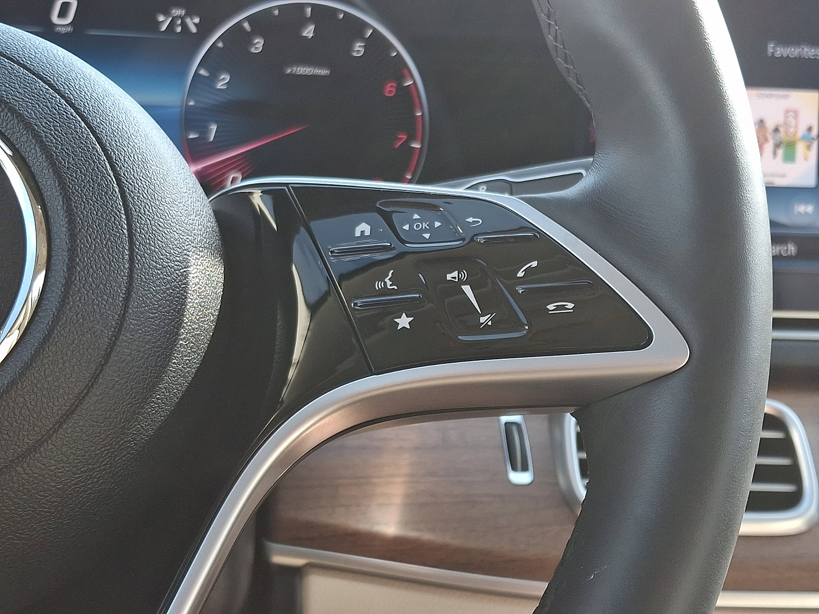 Used 2024 Mercedes-Benz GLS 450 4MATIC image 24