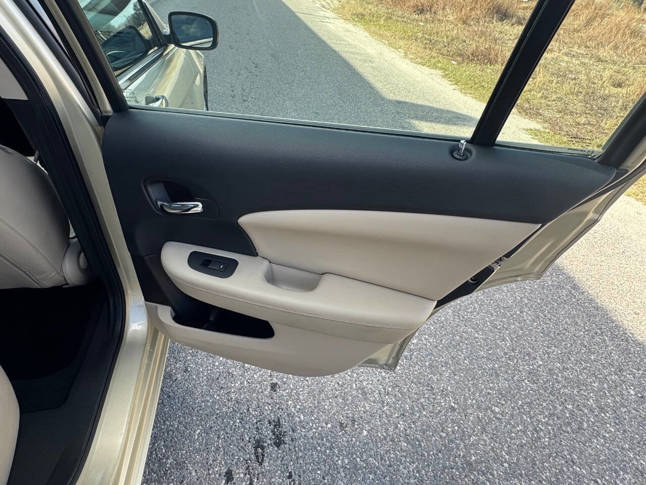 Used 2011 Chrysler 200 Limited image 21