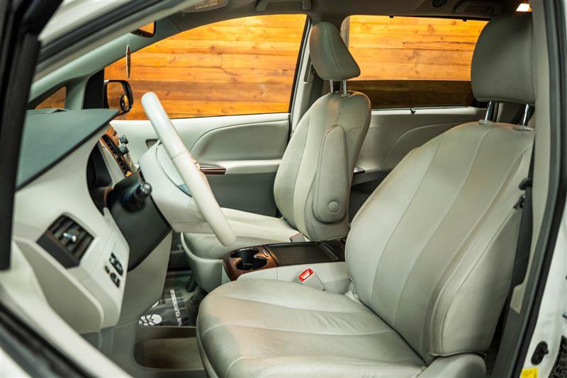 Used 2012 Toyota Sienna XLE image 10