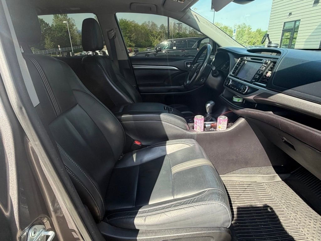 Used 2017 Toyota Highlander SE image 14