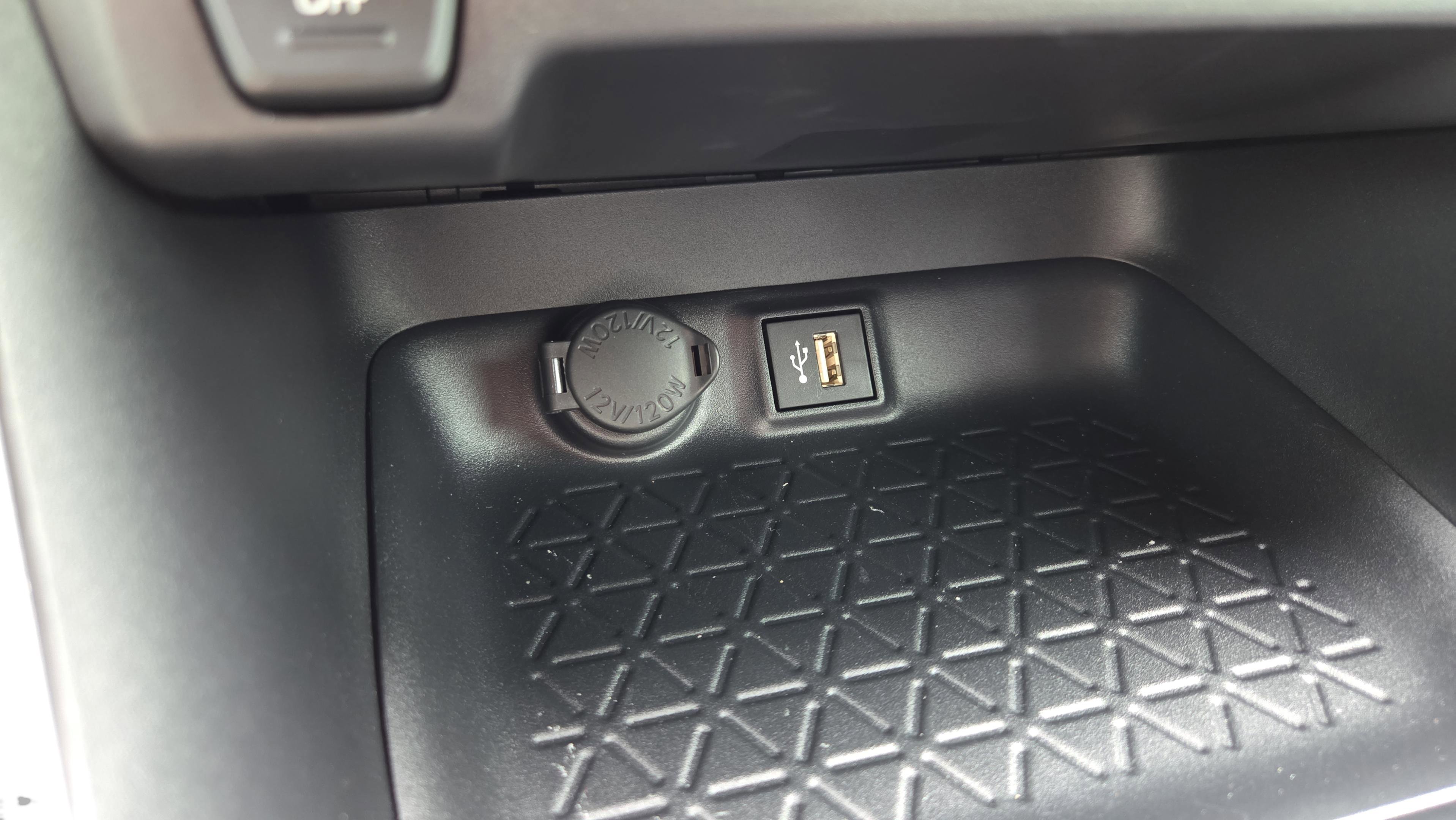 Certified 2025 Toyota RAV4 LE FWD image 31