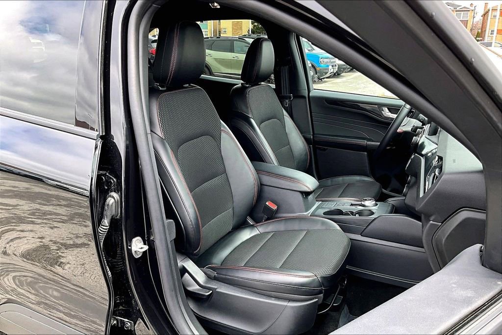Certified 2025 Ford Escape ST-Line AWD/4WD image 7