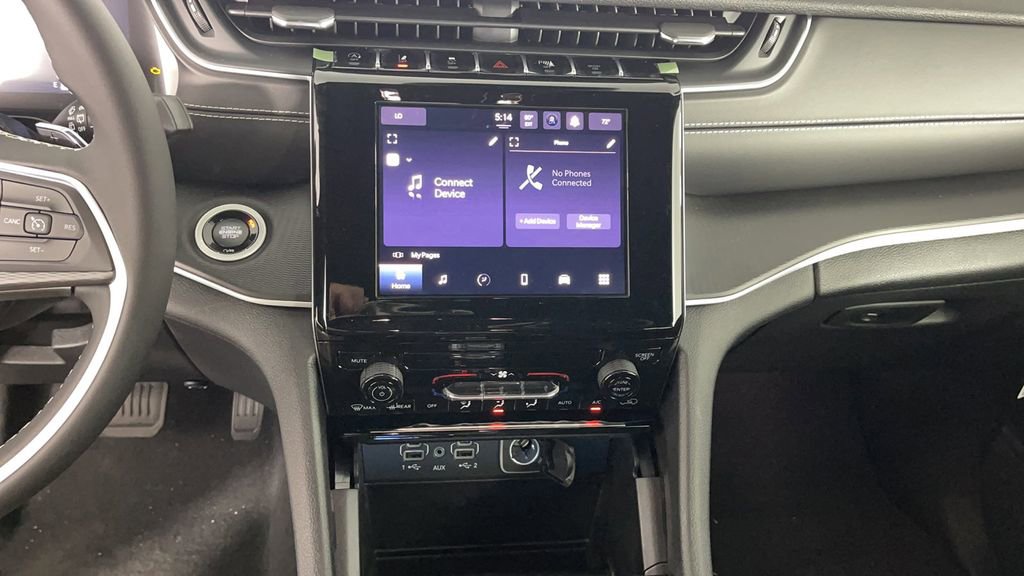 New 2025 Jeep Grand Cherokee L Laredo image 16