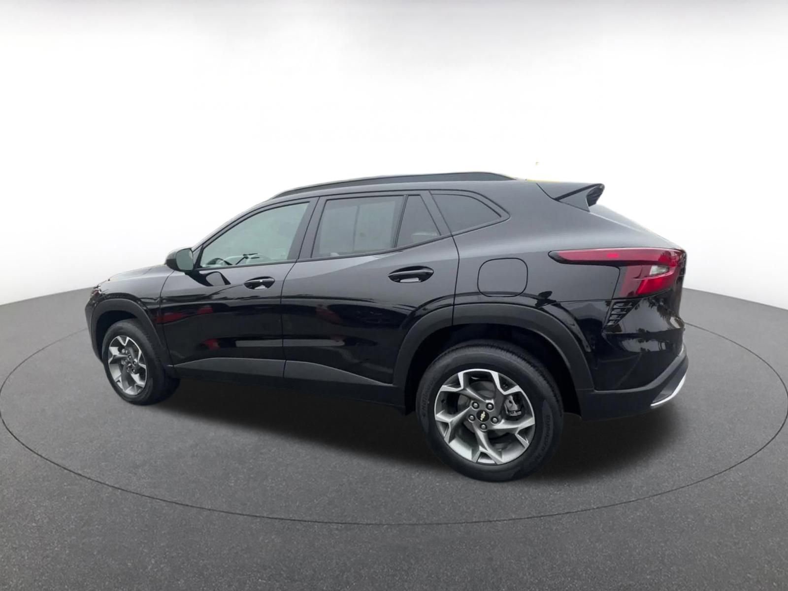 Used 2025 Chevrolet Trax LT w/ LT Convenience Package image 10