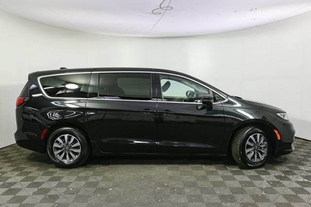 Used 2023 Chrysler Pacifica Touring-L FWD image 14