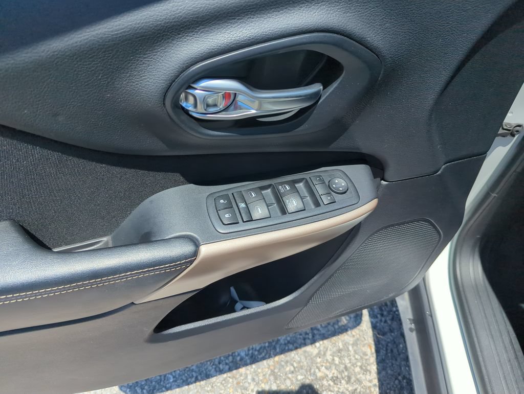 Used 2017 Jeep Cherokee Latitude FWD image 19