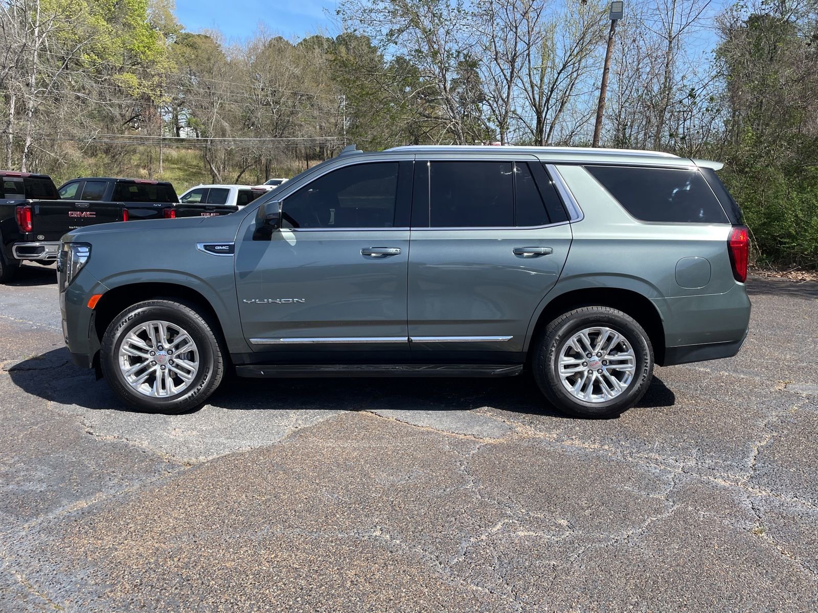 Used 2024 GMC Yukon SLT w/ SLT Luxury Package image 2