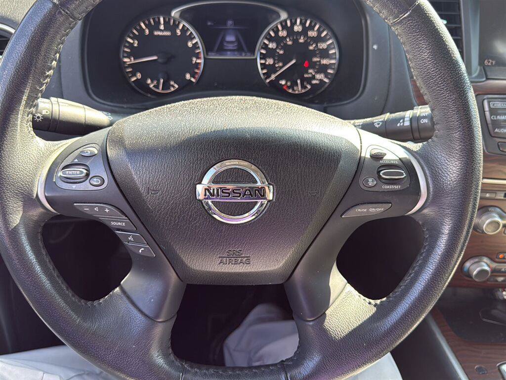 Used 2017 Nissan Pathfinder Platinum w/ Family Entertainment Package FWD image 5