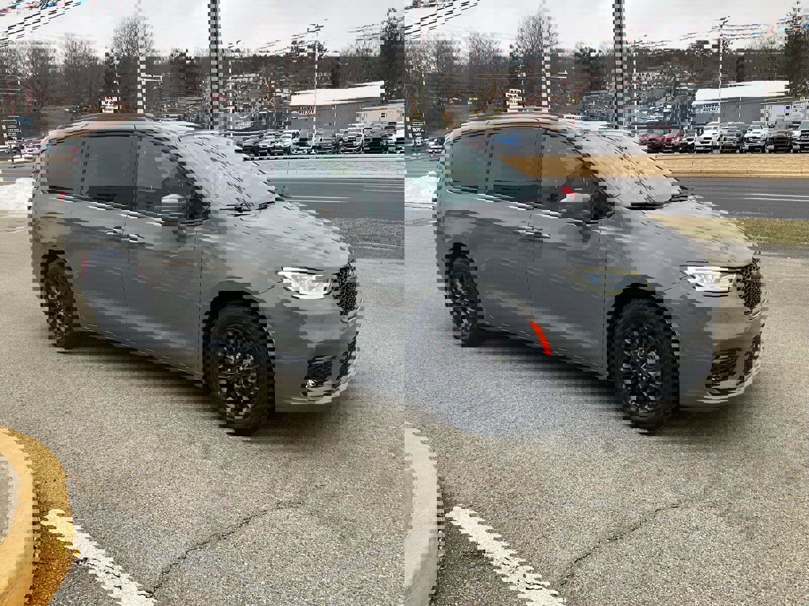 Used 2021 Chrysler Pacifica Touring-L w/ Premium & Safety Sphere Group image 3