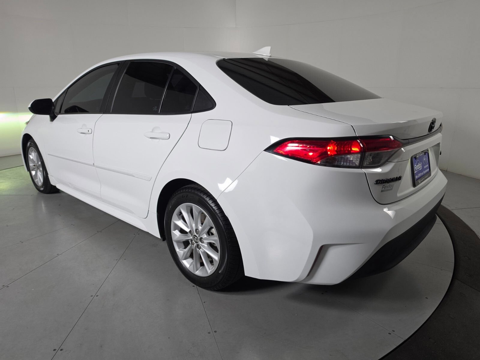 Used 2021 Toyota Corolla LE w/ LE Convenience Package FWD image 3