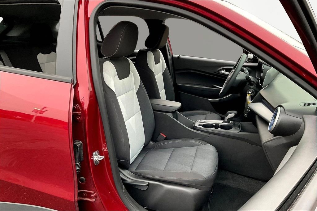Used 2025 Chevrolet Trax LS FWD image 30