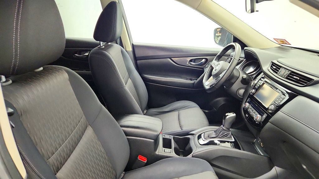Used 2017 Nissan Rogue SV w/ SV Premium Package AWD/4WD image 23