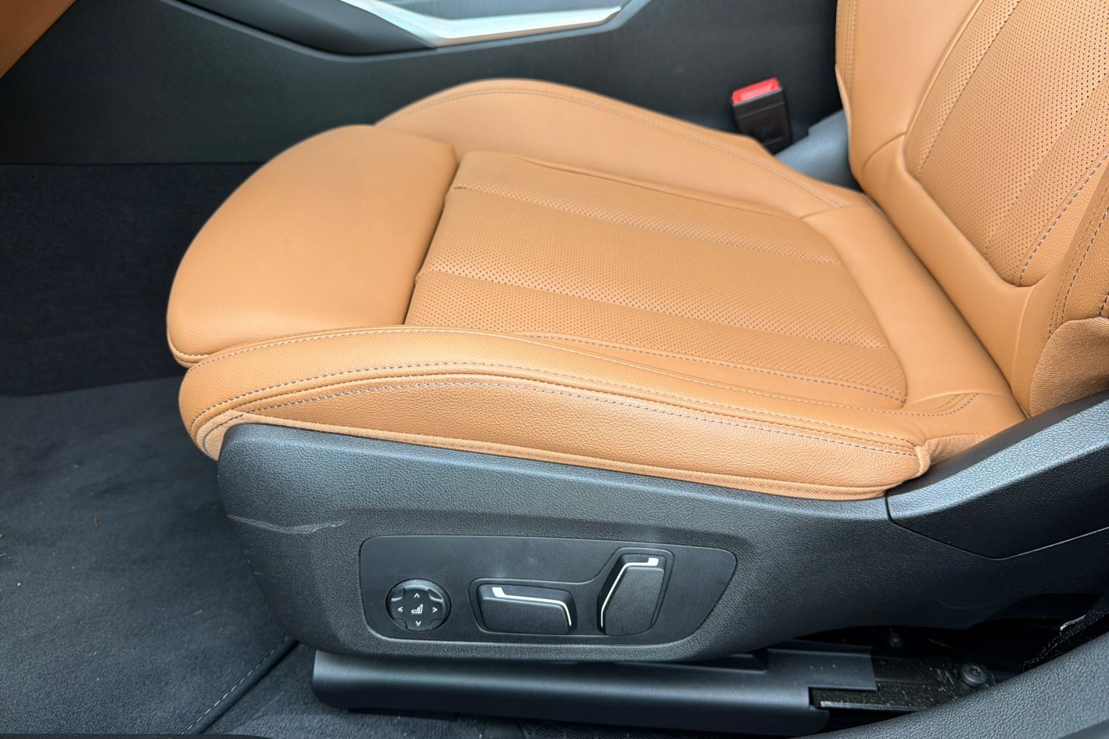 Used 2025 BMW 330i Sedan w/ Premium Package image 14