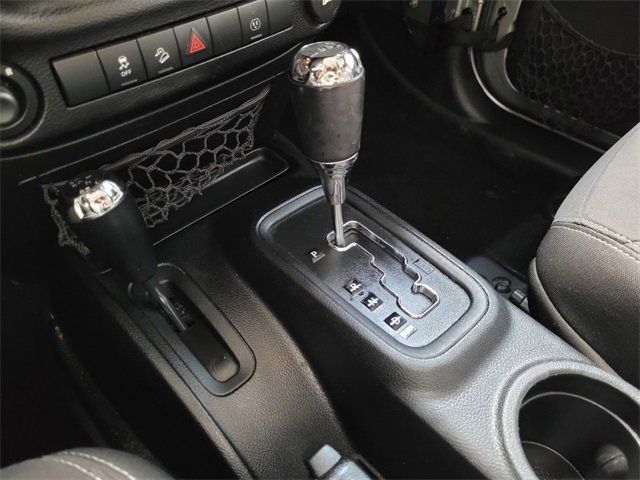 Certified 2015 Jeep Wrangler Unlimited Rubicon w/ Connectivity Group image 11