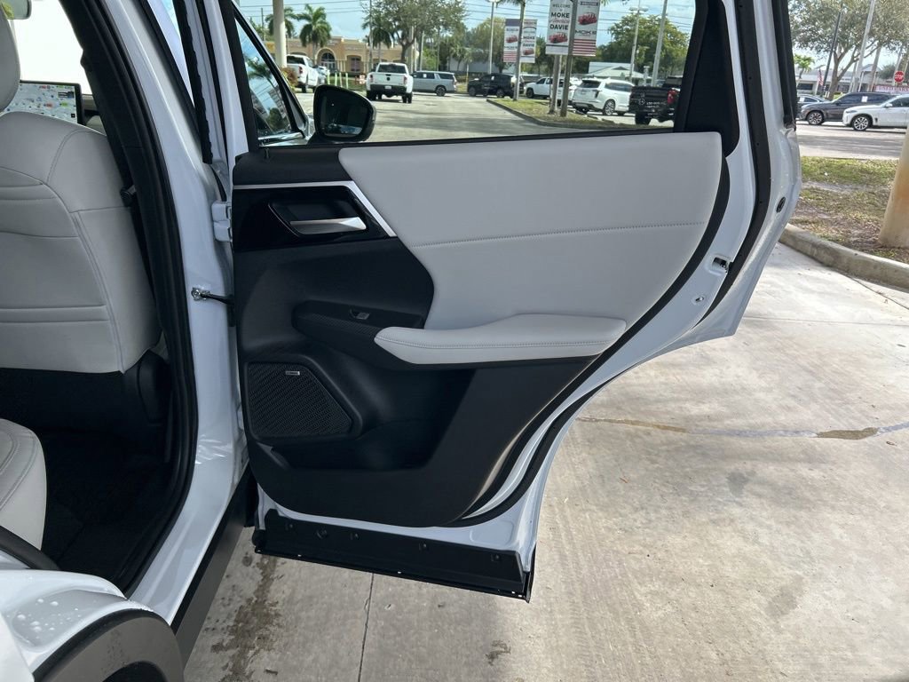 New 2026 Mitsubishi Outlander SE image 30