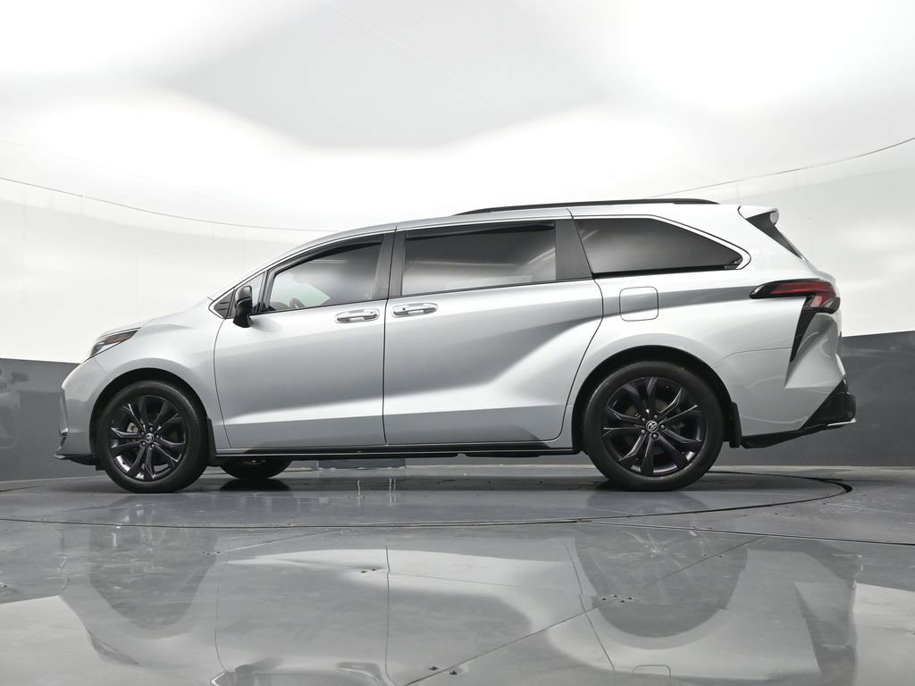Used 2024 Toyota Sienna XSE w/ XSE Plus Package FWD image 27