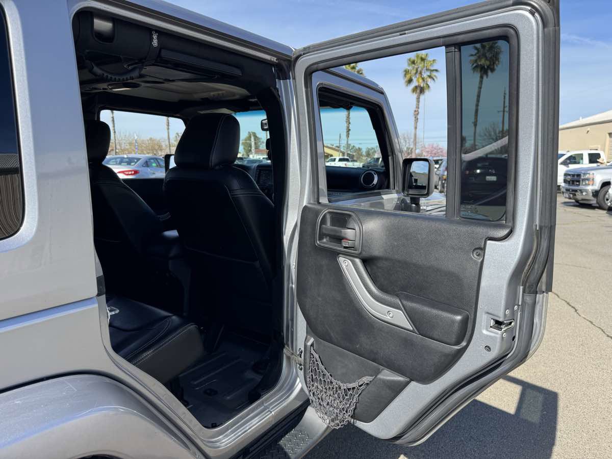 Used 2016 Jeep Wrangler Unlimited Sahara w/ Connectivity Group image 16