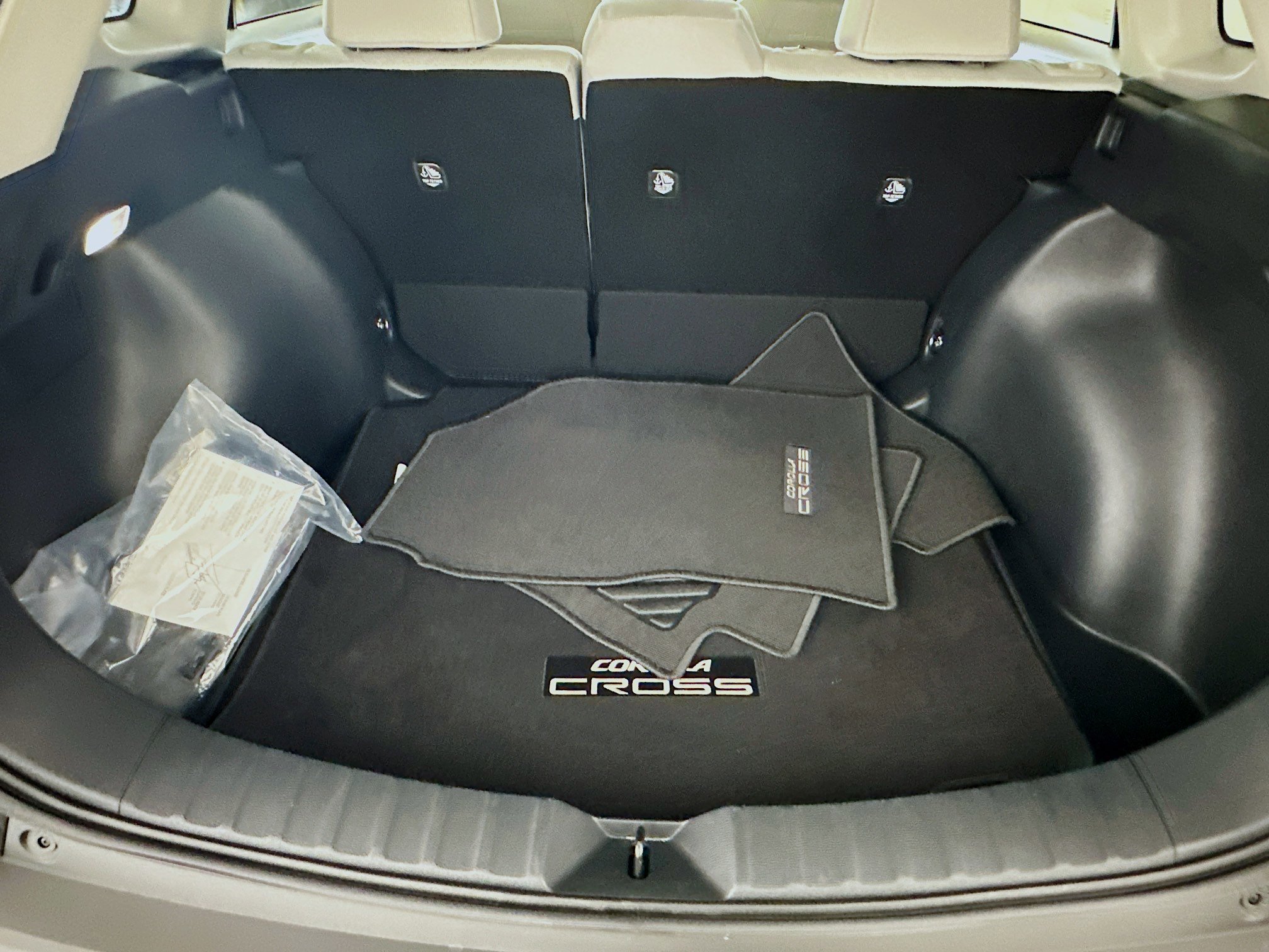 Used 2025 Toyota Corolla Cross LE FWD image 31