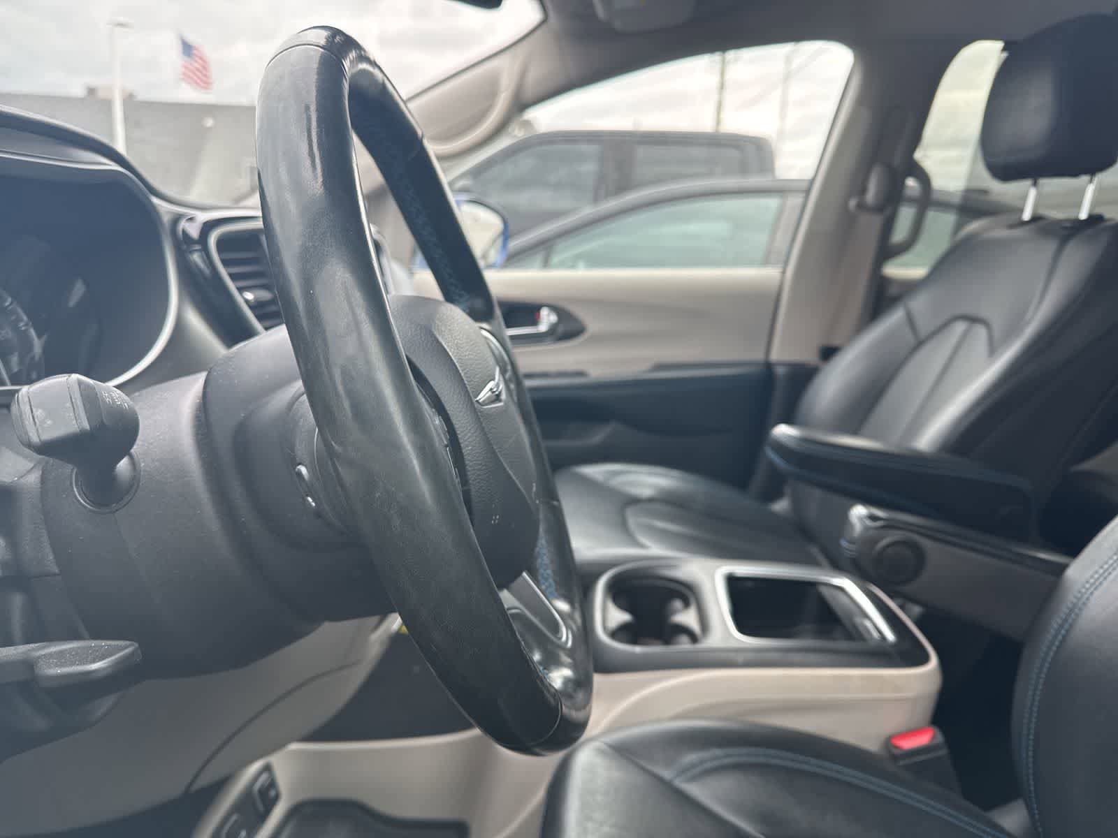 Used 2021 Chrysler Pacifica Touring-L w/ Uconnect Theater Family Group FWD image 31