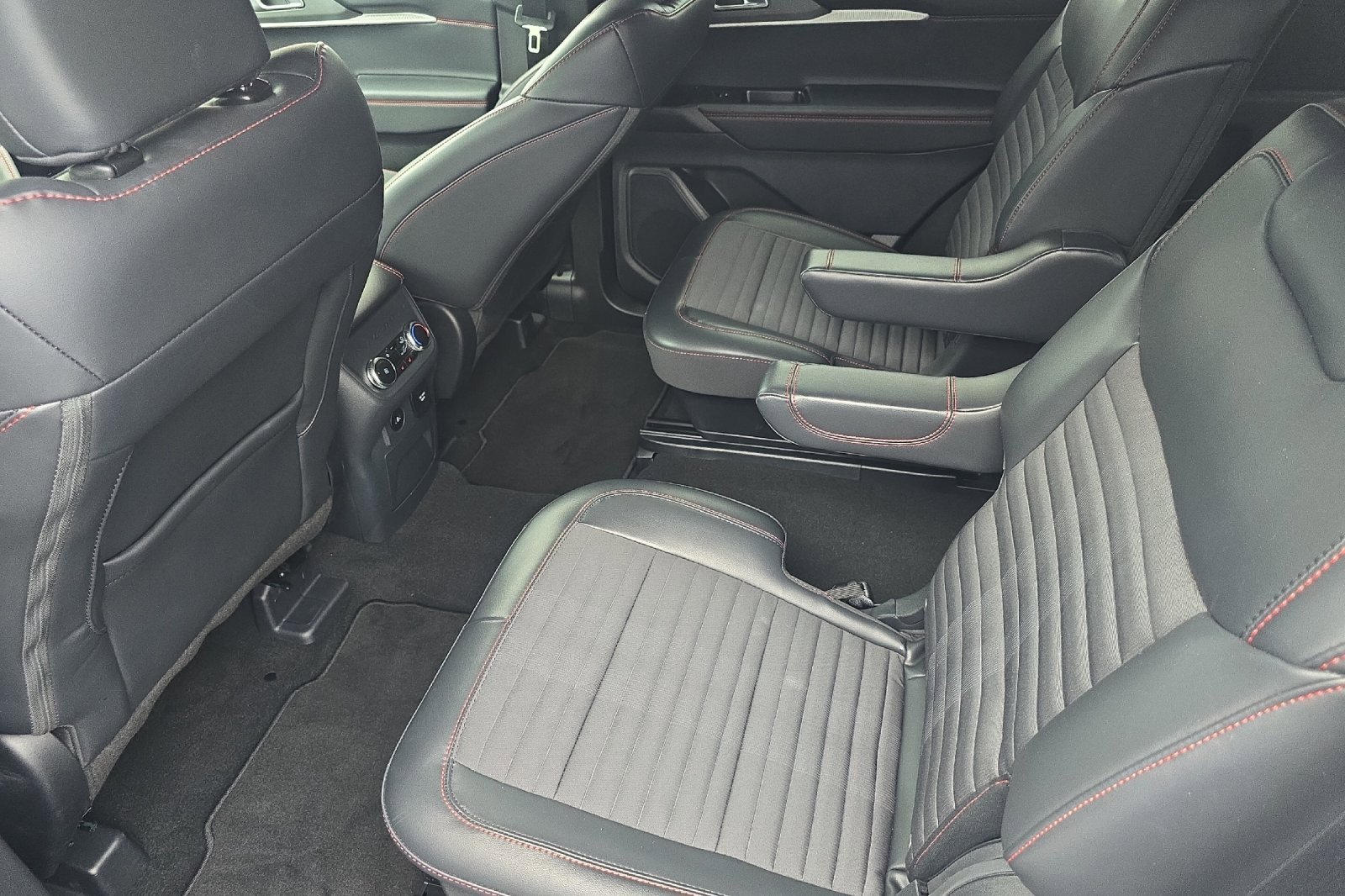 Used 2025 Ford Explorer ST-Line w/ Premium Package image 11