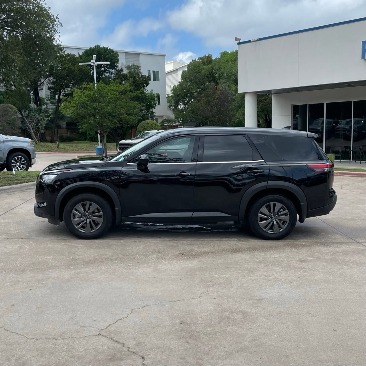 Used 2024 Nissan Pathfinder S w/ Cargo Package FWD image 3