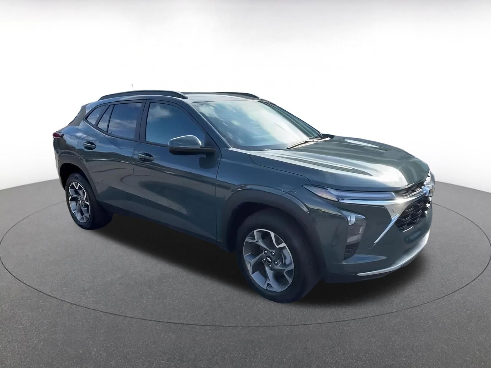 Used 2025 Chevrolet Trax LT image 2