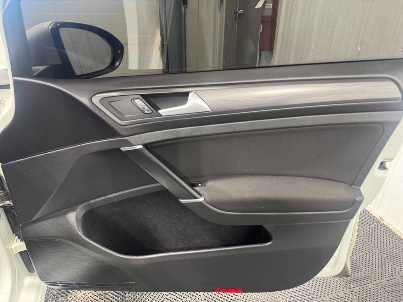 Used 2018 Volkswagen Golf S image 15