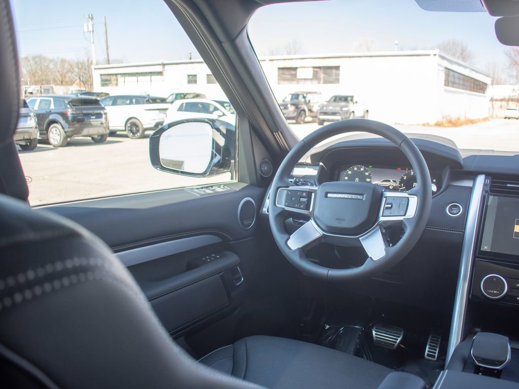 Used 2025 Land Rover Discovery Dynamic SE image 19