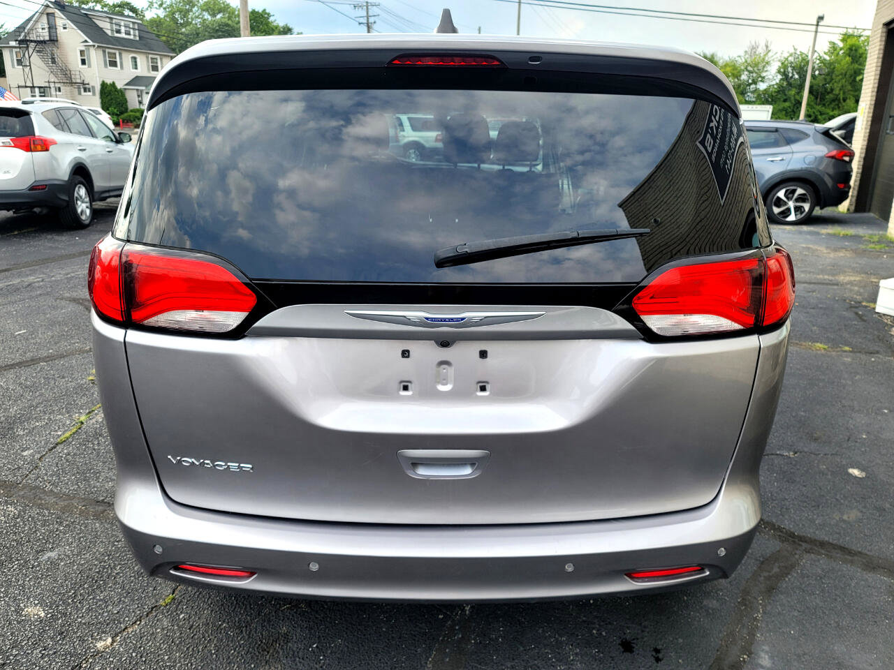 Used 2020 Chrysler Voyager L image 5